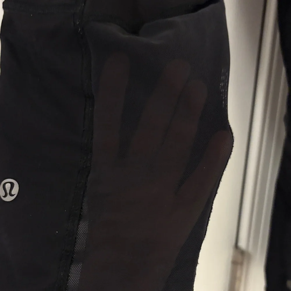 Lululemon Mesh Capri Leggings Size 10 - Picture 6 of 11